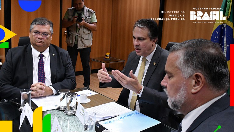 Dino anuncia medidas para segurança para as escolas e diz que ministério vai apurar responsabilidade de plataformas