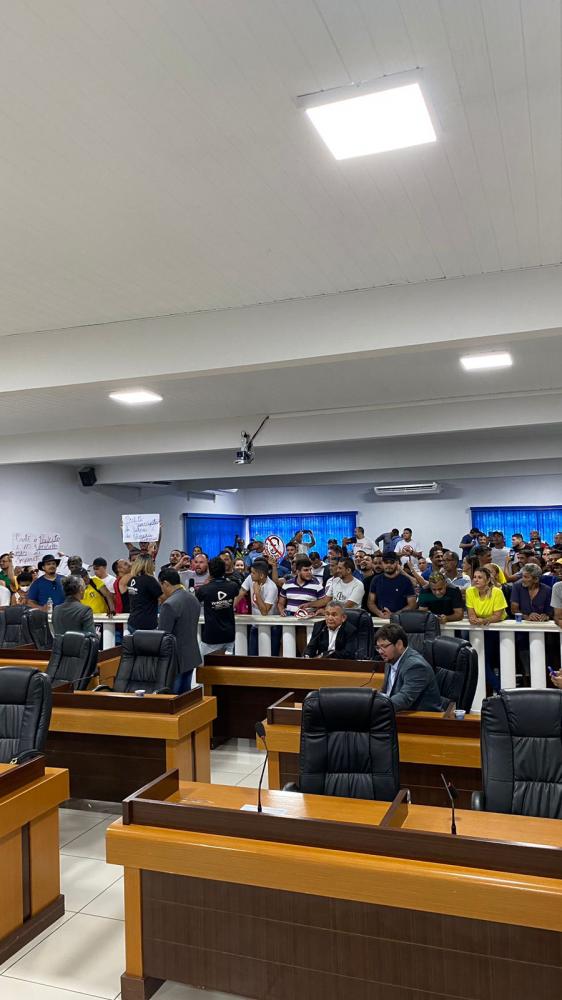 Os manifestantes adentraram ao plenário para participar de uma Tribuna Popular, momento em que a população pode se manifestar sobre assuntos de interesse público.