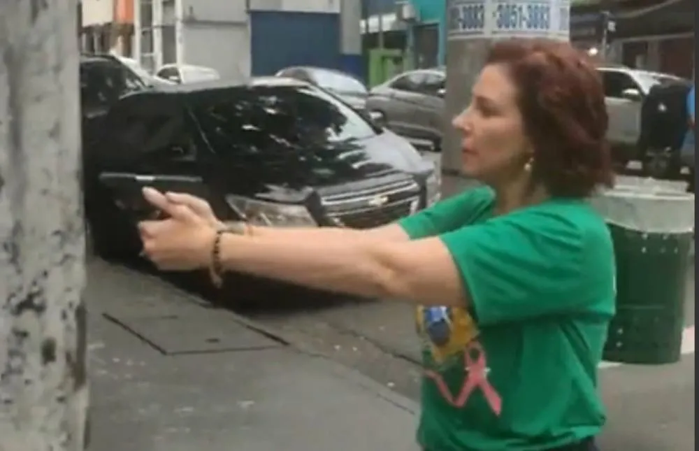 A deputada federal Carla Zambelli (PL-SP) foi denunciada por correr armada em direção a homem negro após discussão em São Paulo - Vinicius Costa Martins - 29.out.22/Brasil Independente