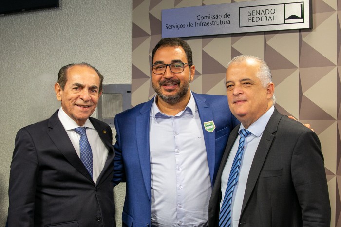 - O presidente da EMAP Gilberto Lins (centro), entre o ministro Márcio França (direita) e o senador Marcelo Castro, durante audiência pública sobre o setor portuário (Foto: Divulgação)