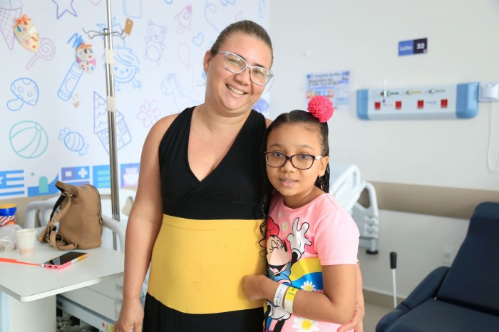 Após oito dias de internação, Samara Silva celebrou o atendimento e a alta da filha Karine de Castro - Foto: Márcio Sampaio