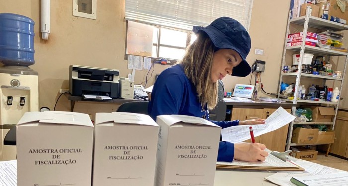 - Fiscal da AGED faz anotações das amostras coletadas (Foto: Divulgação)