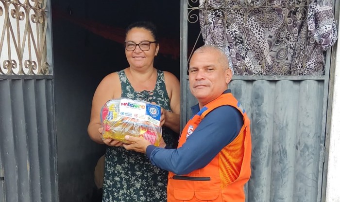 - Corpo de Bombeiros entregam donativos a famílias atingidas pelas chuvas (Foto: Divulgação)