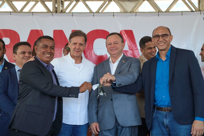 Carlos Brandão entregou a chave das viaturas para os gestores municipais - Foto: Gilson Teixeira