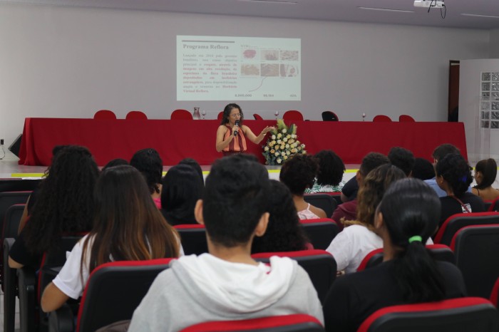 - Palestra de abertura tratou do poder das plantas, com Niara Porto (Foto: Divulgação)