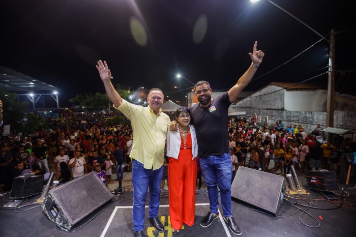 - O governador Carlos Brandão, a vereadora Fátima Araújo e o secretário de Cultura, Paulo Victor, no palco das comemorações do bairro João de Deus (Foto: Brunno Carvalho)