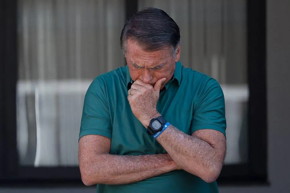 air Bolsonaro na garagem de sua casa, em Brasília; nesta quinta-feira (11), o STF condenou o ex-presidente por tentativa de golpe de Estado e outros quatro crimes - Pedro Ladeira/Folhapress