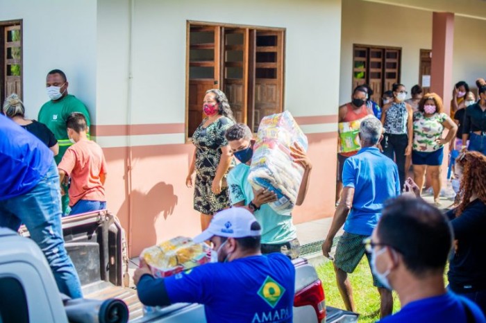 Distribuição de cestas básicas em comunidades ribeirinhas - (Foto: Maksuel Martins/Fotos Públicas)