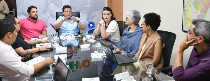 - Vice-governador e secretário de Educação, Felipe Camarão, com representantes do Vetor Brasil e Instituto Gesto (Foto: Lauro Vasconcelos)