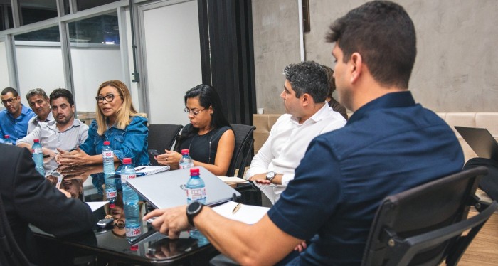 - Secretário de Saúde, Tiago Fernandes, dialoga com representantes de médicos que atuam na rede estadual de saúde (Fotos: Israel Pontes)