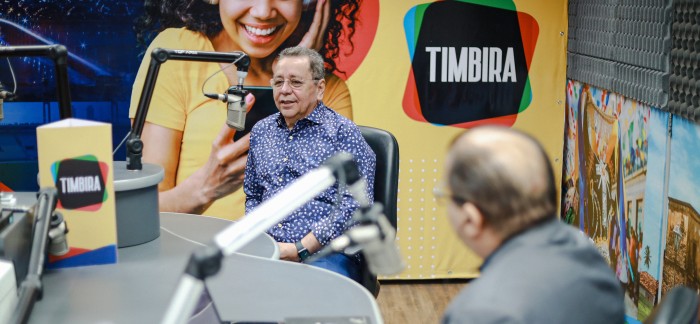 - Sérgio Macedo fala sobre a nova programação em entrevista ao jornalista Gilberto Lima, nos estúdios da Timbira. (Foto: Fernando dos Anjos).