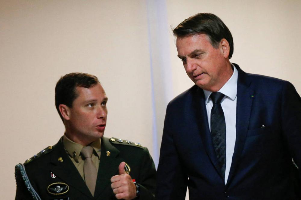 O ex-presidente Jair Bolsonaro e seu chefe da ajudância de ordens, o coronel Mauro CId – REUTERS/Adriano Machado