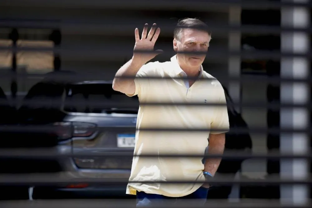 O ex-presidente Jair Bolsonaro (PL) na garagem de sua casa, durante julgamento da trama golpista no STF - Pedro Ladeira - 3.set.25/Folhapress