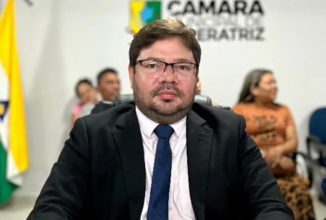 Presidente Adhemar Freitas Jr., na condução dos trabalhos legislativos, anuncia ações para ampliar acessibilidade e valorização dos servidores. Foto: Assessoria
