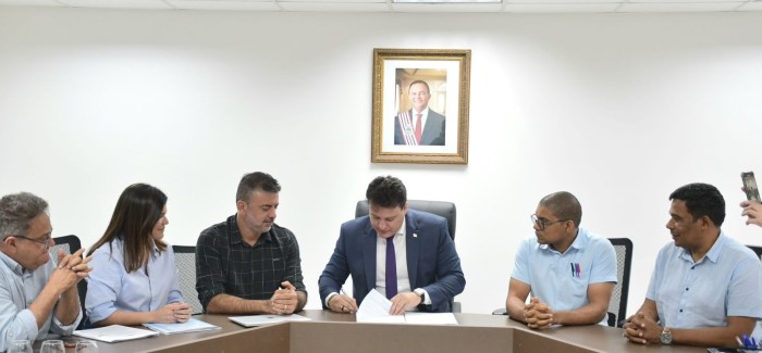 - Vice-governador e secretário de Estado da Educação, Felipe Camarão, assina Portaria que institui IDE-MA (Foto: Divulgação)