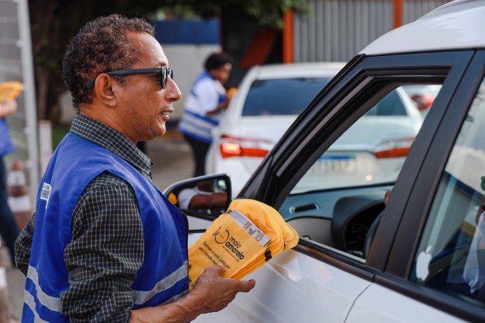 - Projeto Detran em Ação levou dicas de trânsito seguro e responsável para os condutores de veículos que usavam serviços do órgão (Foto: Fernando dos Anjos)