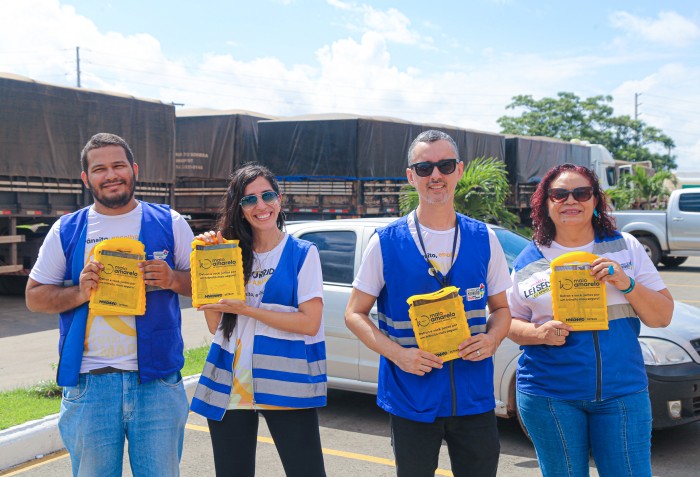 - Equipe do Detran/MA alertou caminhoneiros em São Luís (Foto: Handson Chagas)