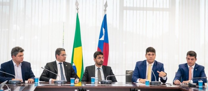 - Secretário Tiago Fernandes apresenta execução orçamentária da Saúde na Assembleia Legislativa (Foto: Israel Pontes)