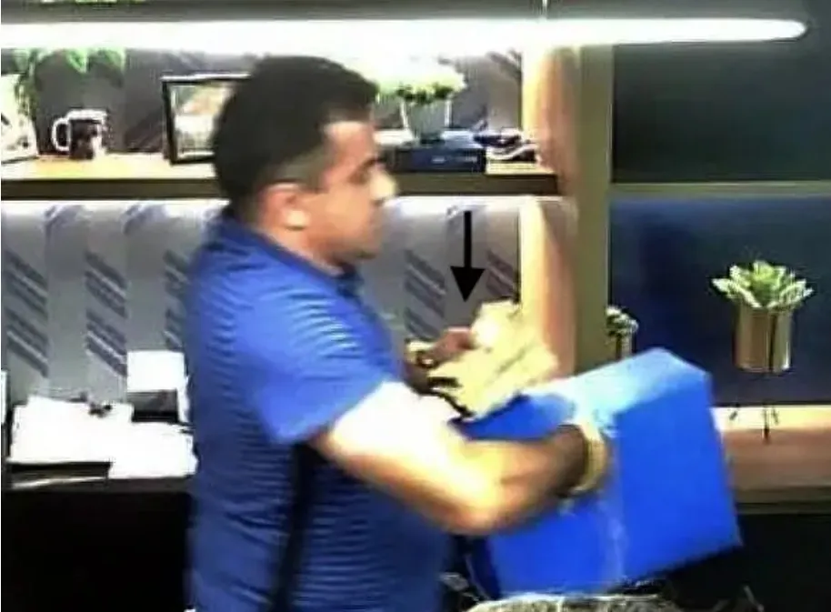 O deputado Josimar de Maranhãozinho (PL-MA) foi flagrado pela polícia com maços de dinheiro na mão, em casa e nos escritórios. Imagem: Policia Federal