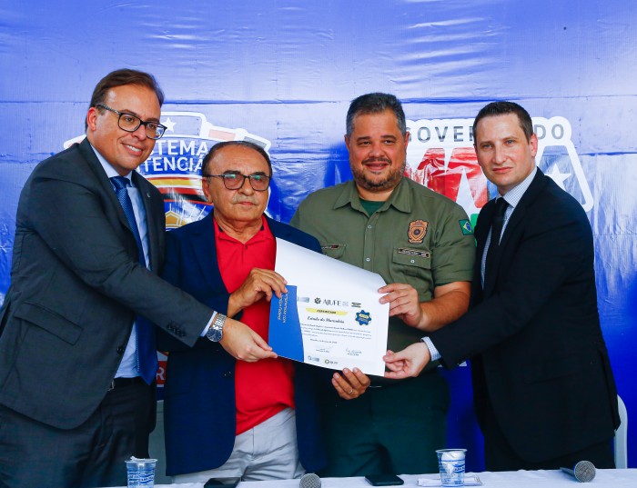 - Sebastião Madeira e Murilo Andrade recebem a certificação pelos mais de 100 mil cursos dos representantes da Ajufe (Foto: Handson Chagas)