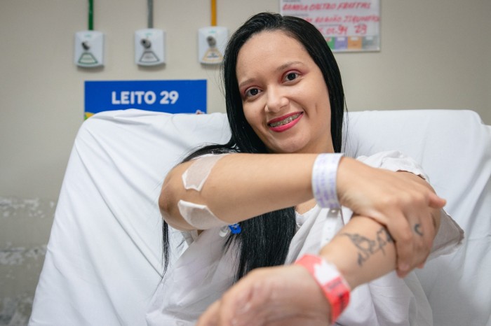 - Camila Freitas se divertiu durante a sessão do projeto (Foto: Israel Pontes)