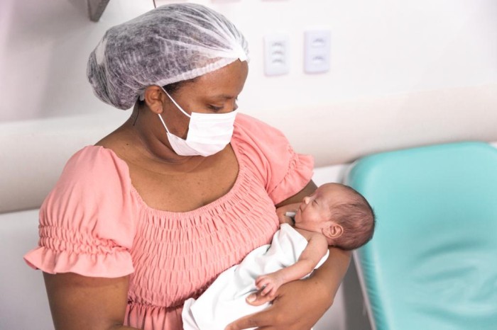 - Luana Soares carrega no colo a filha Tayla (Foto: Wellington Silva)