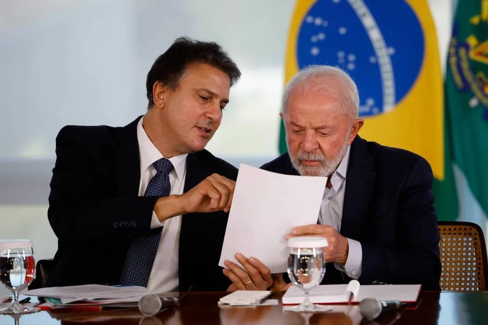 O ministro da Educação, Camilo Santana, e o presidente Lula (PT), durante evento no Palácio do Planalto. - Pedro Ladeira - 22.jul.25/Folhapress