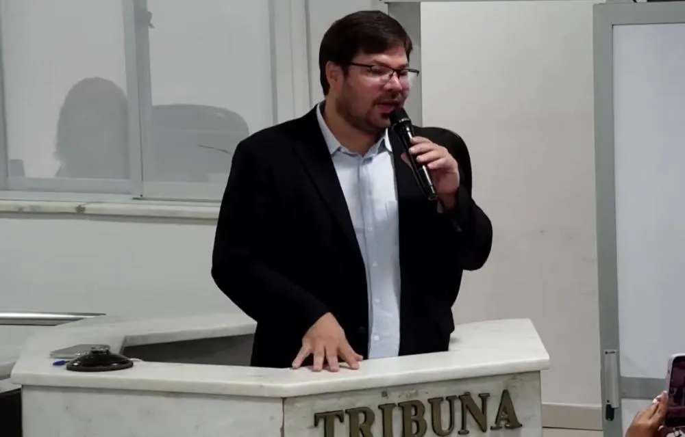 Na tribuna, Adhemar Jr. reconhece os efeitos do período chuvoso e a escalada das cobranças sobre o Legislativo municipal. Imagem: Assessoria