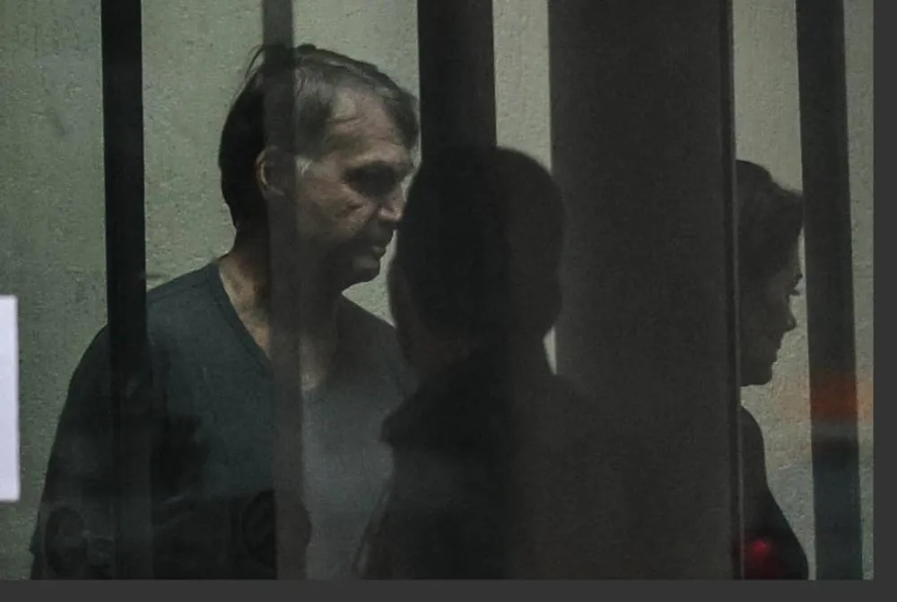 Jair Bolsonaro ma sede da Polícia Federal, em Brasília, onde cumprirá sua pena; a trajetória do ex-presidente está entrelaçada a versículos e imagens bíblicas - Gabriela Biló - 23.nov.25/Folhapress