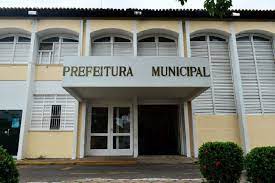 Servidores contratados que possuíam parentesco até o terceiro grau com o prefeito, vice-prefeito e vereadores. A medida afeta diretamente a Deputada Janaína Ramos, esposa do prefeito.