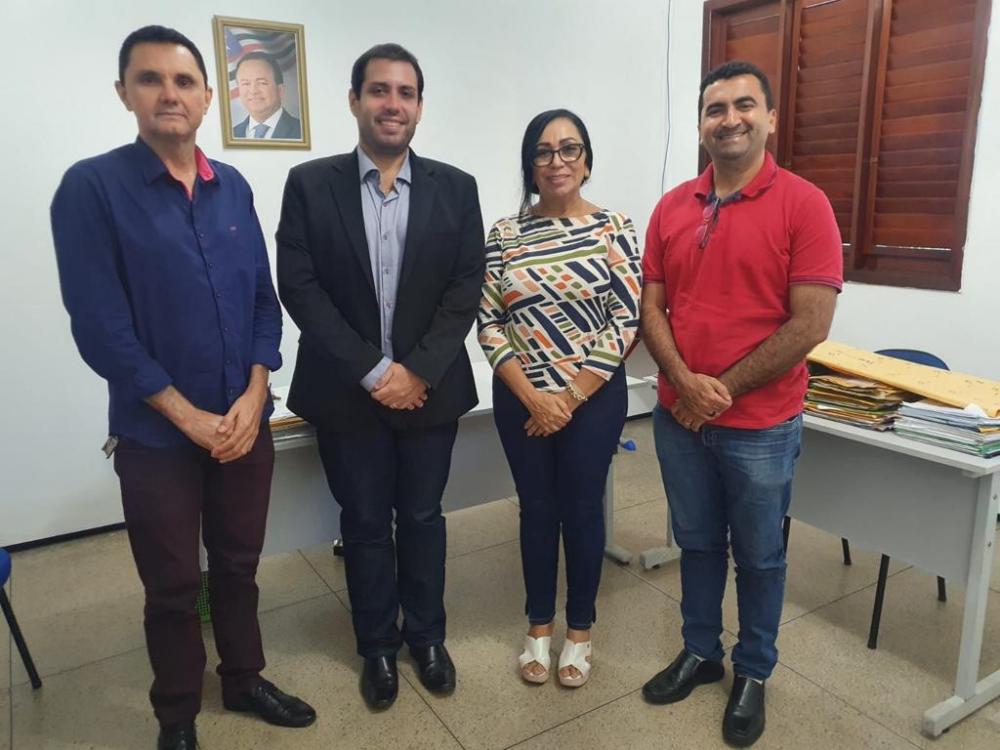 A reunião para apresentação do curso sobre Justiça Restaurativa com a presença do Juiz Titular do Juizado Especial Criminal de Imperatriz, Dr. Paulo Montenegro, e da Gestora de Educação, Profa. Dra. Orleane Santana, além da equipe do núcleo jurídico da UR