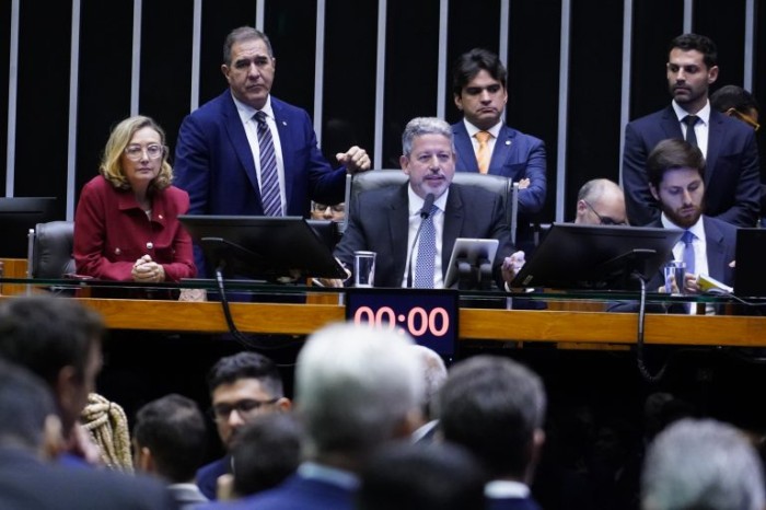 Presidente da Câmara, Arthur Lira (C), comanda a sessão do Plenário - (Foto: Pablo Valadares/Câmara dos Deputados)