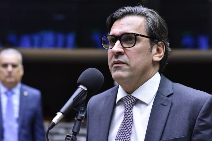 Isnaldo Bulhoes Jr. alterou o texto original do Executivo - (Foto: Zeca Ribeiro/Câmara dos Deputados)