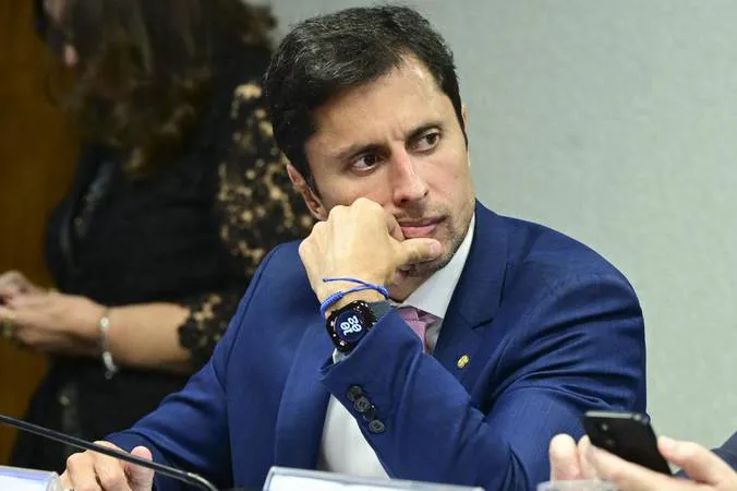 De porta em porta e sem encontrar abrigo o deputado federal Duarte Júnior enfrenta isolamento político. Imagem: TV Câmara