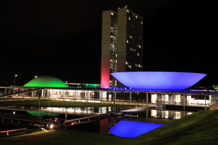 Congresso Nacional recebe iluminação especial todo ano em alusão ao Dia Mundial das Doenças Raras - (Foto: Michel Jesus/Câmara dos Deputados)