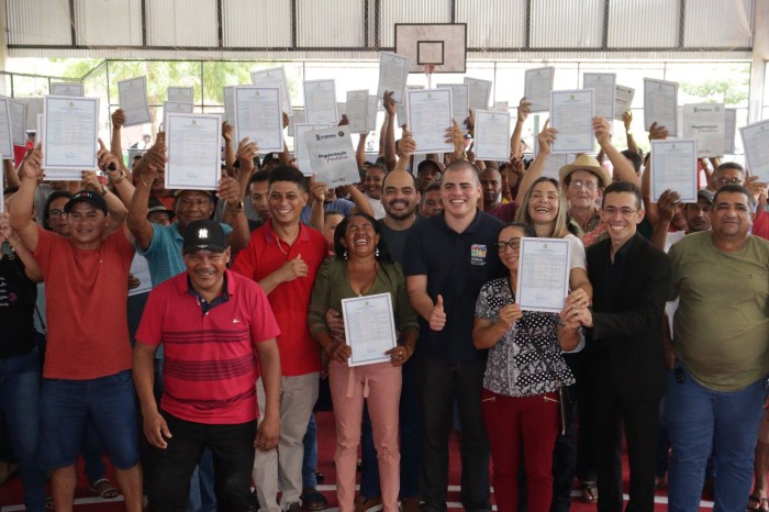 - Entrega de títulos de terra (Foto: Divulgação)