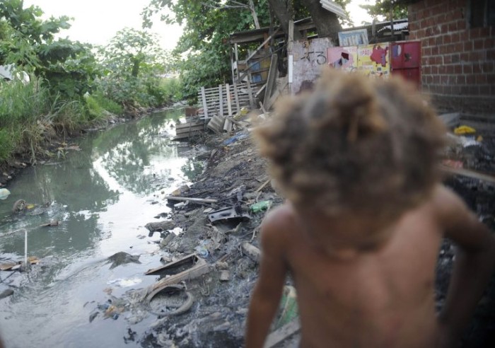 No Brasil, milhões de pessoas não têm acesso à rede de coleta de esgotos e água tratada - (Foto: Fernando Frazão/Agência Brasil)
