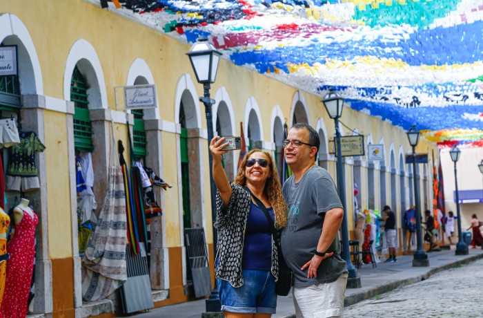 - Passeios no Centro Histórico são registrados por meio de celulares (Foto: Handson Chagas)