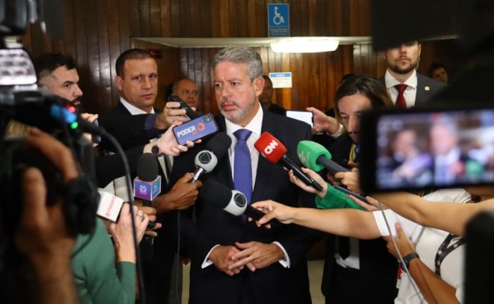 Arthur Lira concedeu entrevista coletiva ao chegar à Câmara - (Foto: Marina Ramos/Câmara dos Deputados)
