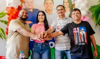 AGENDA NA REGIÃO: O candidato a deputado federal Márcio Jerry (PCdoB) cumpriu agenda no governador Edison Lobão (Ribeirãozinho) ao lado do prefeito Flávio Soares e da candidata a deputada estadual Paula Prata.