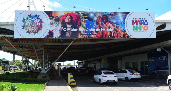 - Aeroporto de São Luís está enfeitado com as cores do Maior São João do Mundo (Foto: Gilson Ferreira)
