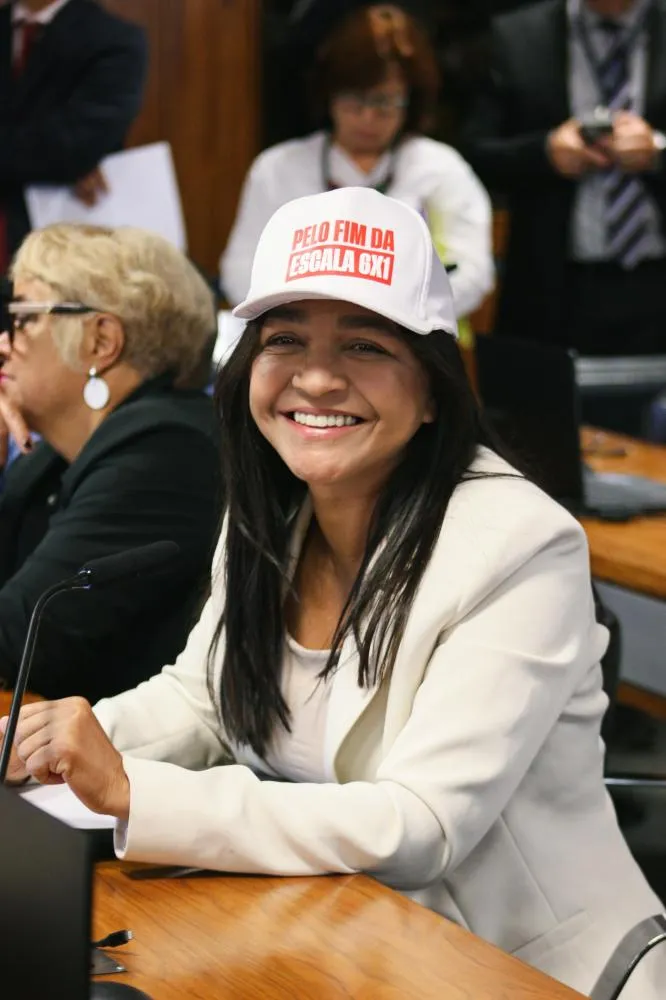VITÓRIA NA CCJ: A senadora Eliziane Gama (PT-MA) articulou e aprovou requerimento de calendário especial para acelerar a votação da PEC do fim da escala 6x1 no Senado.
