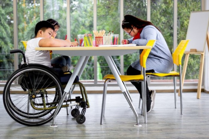 Pesquisas mostram que a escola regular é o ambiente mais adequado para crianças aprenderem - (Foto: Depositphotos)