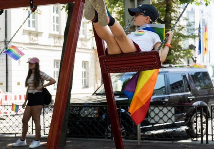 Criança brinca no balanço durante uma marcha de orgulho na Europa - (Foto: Depositphotos)