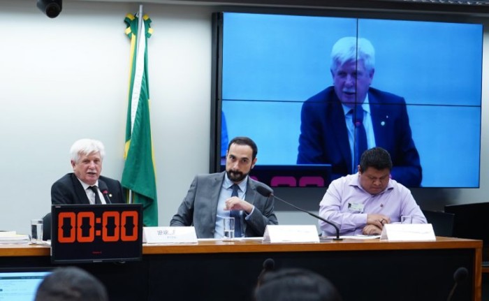 Airton Faleiro (E) defendeu incentivos tributários e créditos públicos para a sociobioeconomia - (Foto: Pablo Valadares/Câmara dos Deputados)