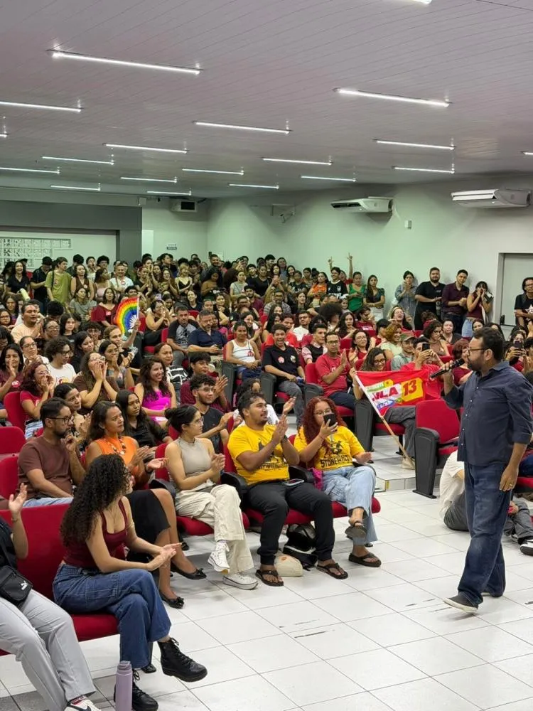 MOBILIZAÇÃO EM IMPERATRIZ: Estudantes da UEMASUL lotaram o auditório da universidade em ato de apoio a Lula no 2º turno. O evento contou com a participação do ex-secretário Clayton Noleto, responsável pela aquisição do prédio na sua gestão na Sinfra.