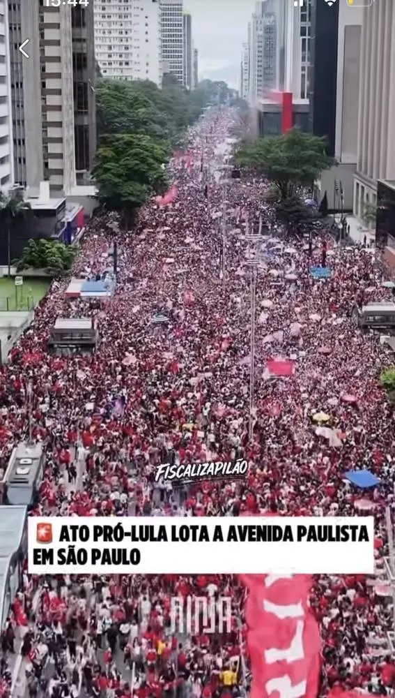 Avenida Paulista foi tomada neste domingo (11). Uma multidão ocupa vários quarteirões