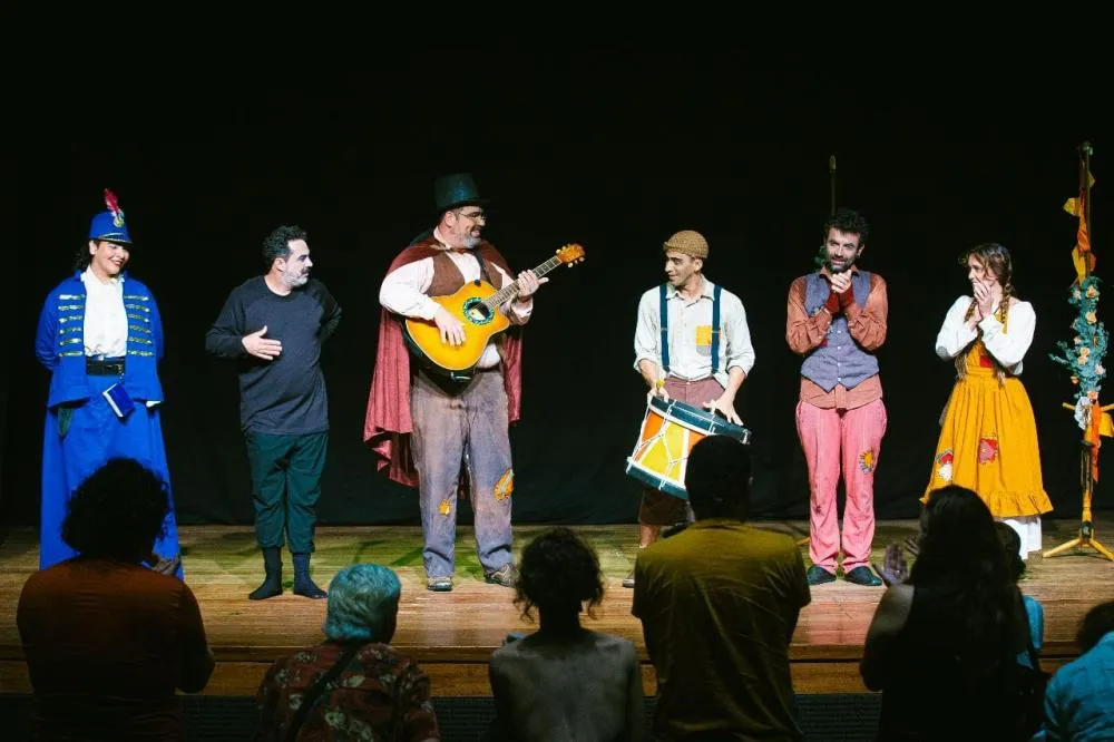 Os Mendigos e o Pato do Imperador leva máscaras, bonecos e acrobacias ao Teatro Laura Alvim