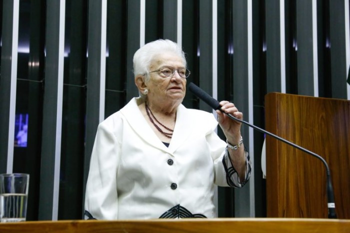 Erundina: o Estado não pode impor barreiras ao exercício do direito ao transporte - (Foto: Elaine Menke/Câmara do Deputados)