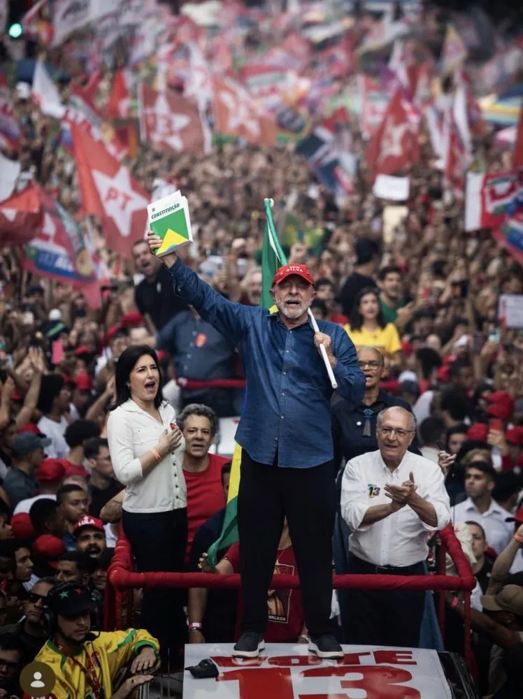 Leia o artigo de Lula na “Folha” de hoje; está muito forte e está aqui aberto para você!